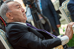 Казахстан проверяют на лояльность экономикой... Депутаты попросили досрочные парламентские выборы