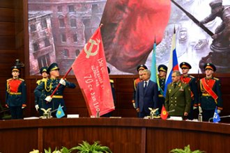 Россия передала Казахстану историческую копию знамени Победы