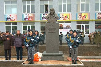 В Уральске на средства добровольцев установили памятник Герою СССР и России Николаю Майданову