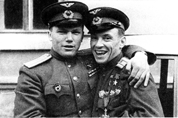 Трижды Герой Советского Союза гвардии майор И.Н. Кожедуб и дважды Герой Советского Союза гвардии майор К.А. Евстигнеев