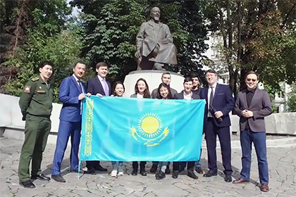 Казахстанцы поздравили Москву с днем рождения