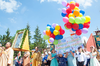 Тысячи верующих прошли крестным ходом в честь дня рождения Петропавловска
