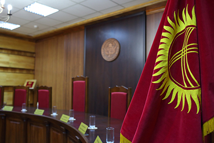 В Бишкеке судят двух бывших премьеров. По делу о коррупции может пройти и экс-президент Алмазбек Атамбаев