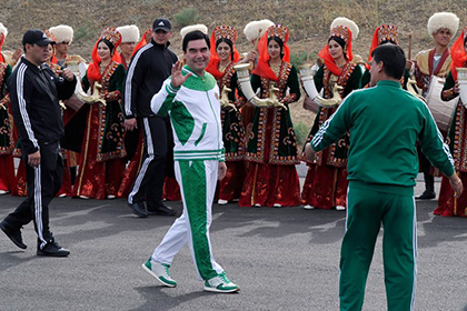 Туркмения: Бог троицу любит? Туркменская элита и друзья Бердымухамедова процветают, несмотря на наводнения и дефициты