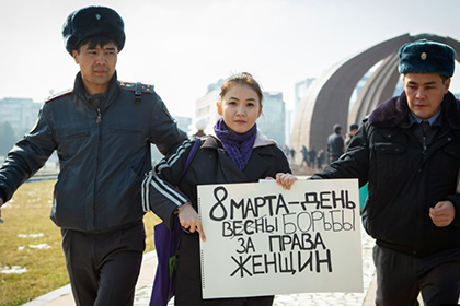 Президента Киргизии призывают возглавить «женский марш»