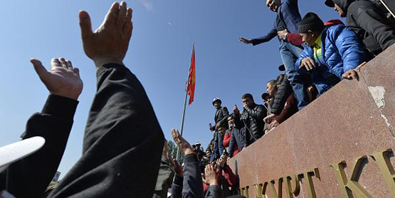 Перед парламентскими и президентскими выборами в декабре – январе Киргизия зависла над пропастью