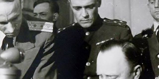 Во время подписания Акта о капитуляции Германии за спиной немецкого генерала Ханса Юргена Штумпфа стоит полковник Коротков. Commons.wikimedia.org