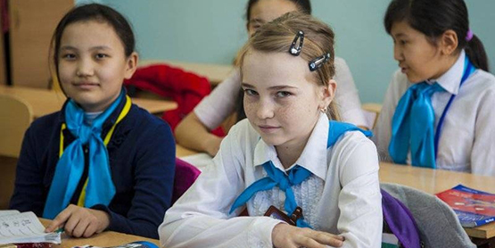 В казахских школах русский для первоклассников отменяют, в русских школах казахский оставляют