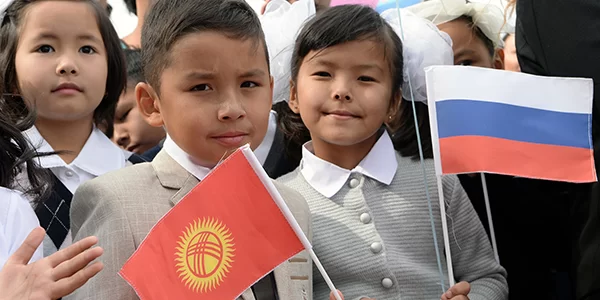Пока Запад малюет чёрта, Россия строит в Киргизии школы