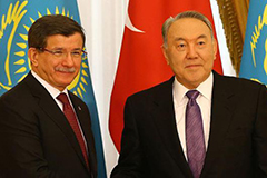 Казахстан усиленно пытается усидеть на двух стульях