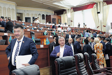 Киргизия осталась наедине с президентом... Парламент парализовал себя и правительство