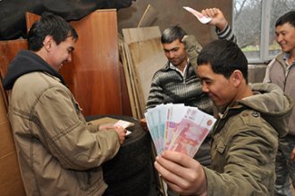 Переводы трудовых мигрантов из России в страны Центральной Азии в 2015 году рухнули на 60 процентов