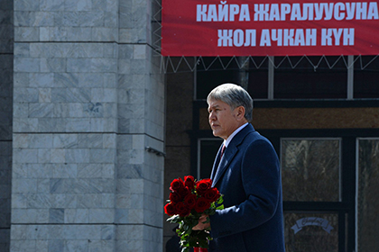 Атамбаев возлагает цветы к Монументу памяти погибших во время Аксыйских событий 2002 года и Апрельских событий 2010 года