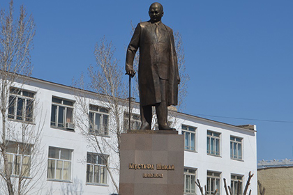 Поставили памятник пособнику Гитлера. Кто толкает Казахстан на путь Украины