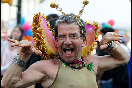 «Главный праздник у них — гей-парад». Почему русские бегут из США и Европы