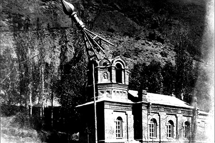 Фото: Демонтаж купола православного храма в Хороге, архивное фото конца первого десятилетия ХХ века