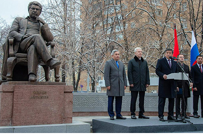 В Москве президент Киргизии открыл памятник Чингизу Айтматову