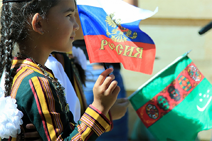 Туркменский парадокс: русского языка де-юре нет, де-факто он необходим