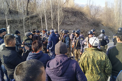 Жители киргизского села взяли в заложники 60 таджиков. Душанбе обвинил Бишкек в приграничном конфликте