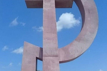 Жители села под Карагандой отказались сносить советский символ
