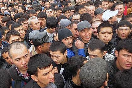 Гастарбайтеры опять поехали в Россию. Мигранты из Средней Азии продолжают вытеснять украинцев и молдаван