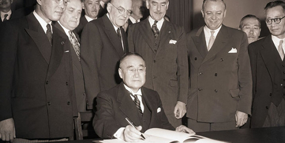 Премьер-министр Японии Сигэру Ёсида подписывает Сан-Францисский мирный договор. 1951