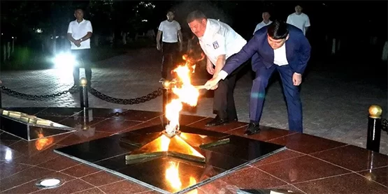 Вечный огонь зажгли в Байконуре у памятника Победы